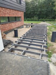 cegła licówka na elewacji taras drewniany z thermo jesionu Pracownia Stolarska Latzke