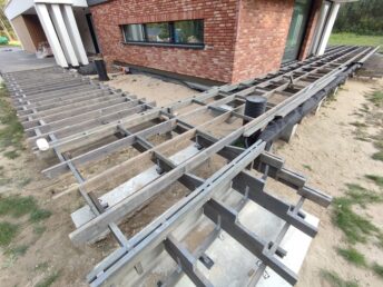 cegła licówka na elewacji taras drewniany z thermo jesionu Pracownia Stolarska Latzke