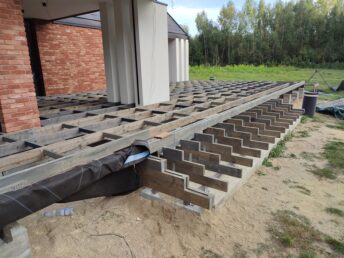 cegła licówka na elewacji taras drewniany z thermo jesionu Pracownia Stolarska Latzke