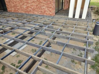 cegła licówka na elewacji taras drewniany z thermo jesionu Pracownia Stolarska Latzke