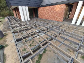 cegła licówka na elewacji taras drewniany z thermo jesionu Pracownia Stolarska Latzke