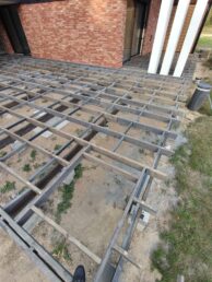 cegła licówka na elewacji taras drewniany z thermo jesionu Pracownia Stolarska Latzke