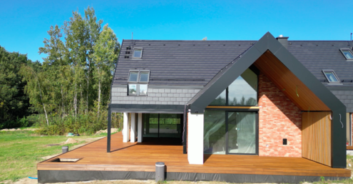 cegła licówka na elewacji taras drewniany z thermo jesionu Pracownia Stolarska Latzke