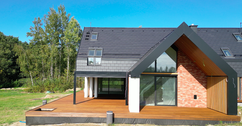 cegła licówka na elewacji taras drewniany z thermo jesionu Pracownia Stolarska Latzke