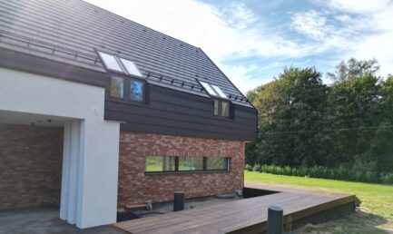 cegła licówka na elewacji taras drewniany z thermo jesionu Pracownia Stolarska Latzke