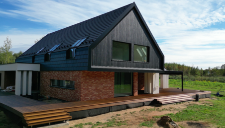 cegła licówka na elewacji taras drewniany z thermo jesionu Pracownia Stolarska Latzke