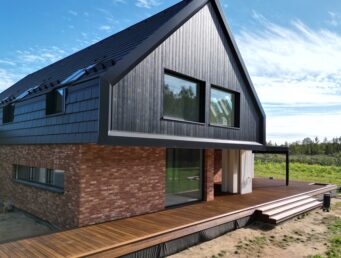 cegła licówka na elewacji taras drewniany z thermo jesionu Pracownia Stolarska Latzke