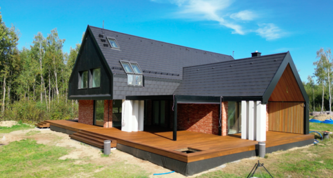 cegła licówka na elewacji taras drewniany z thermo jesionu Pracownia Stolarska Latzke