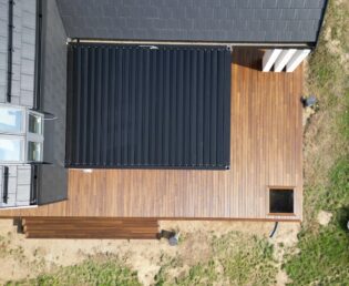 cegła licówka na elewacji taras drewniany z thermo jesionu Pracownia Stolarska Latzke