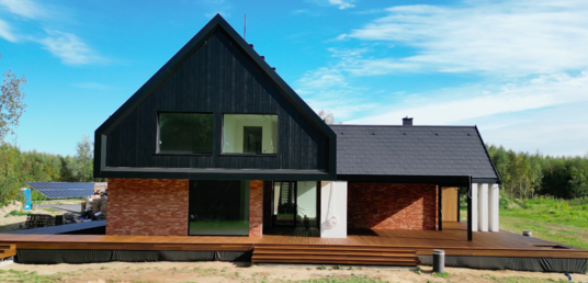 cegła licówka na elewacji taras drewniany z thermo jesionu Pracownia Stolarska Latzke