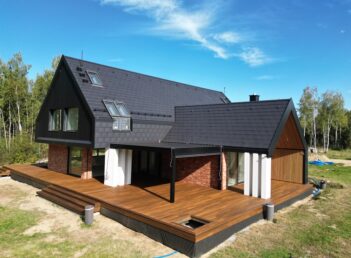 cegła licówka na elewacji taras drewniany z thermo jesionu Pracownia Stolarska Latzke