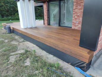 cegła licówka na elewacji taras drewniany z thermo jesionu Pracownia Stolarska Latzke