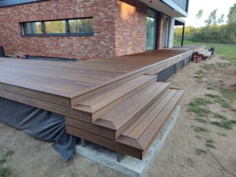 cegła licówka na elewacji taras drewniany z thermo jesionu Pracownia Stolarska Latzke