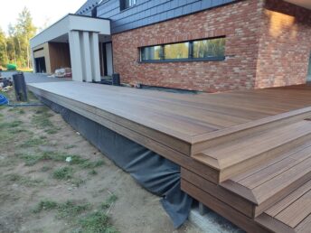 cegła licówka na elewacji taras drewniany z thermo jesionu Pracownia Stolarska Latzke