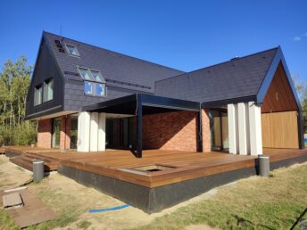 cegła licówka na elewacji taras drewniany z thermo jesionu Pracownia Stolarska Latzke