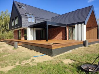 cegła licówka na elewacji taras drewniany z thermo jesionu Pracownia Stolarska Latzke