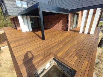 cegła licówka na elewacji taras drewniany z thermo jesionu Pracownia Stolarska Latzke