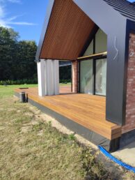 cegła licówka na elewacji taras drewniany z thermo jesionu Pracownia Stolarska Latzke