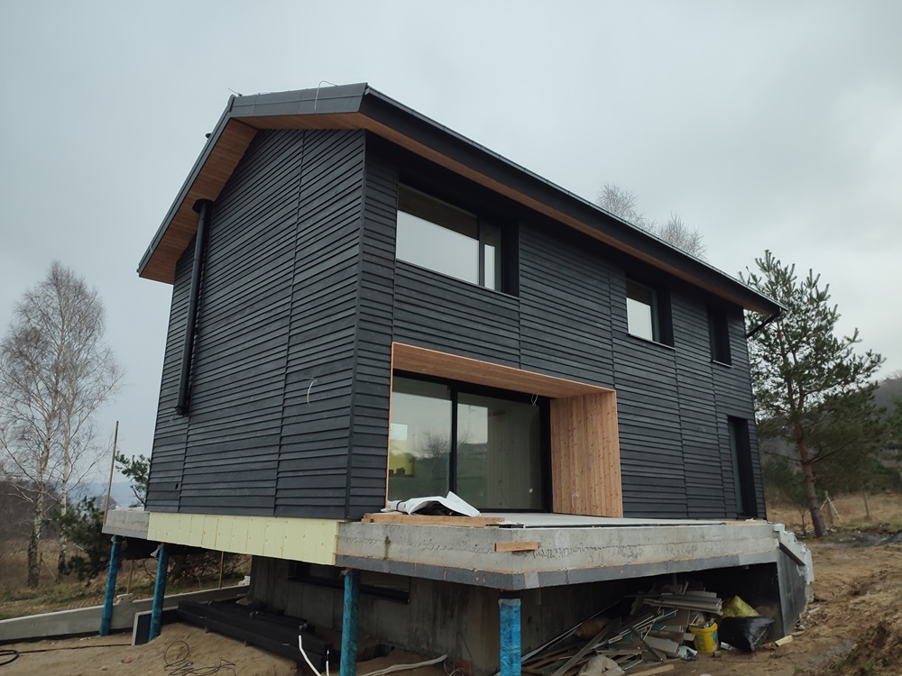 elewacja domu jednorodzinnego elewacja drewniana z desek opalanych Pracownia Stolarska Latzke