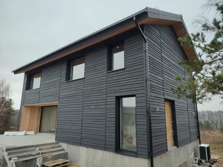 elewacja domu jednorodzinnego elewacja drewniana z desek opalanych Pracownia Stolarska Latzke