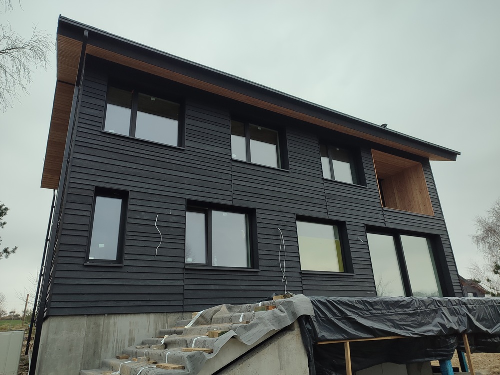 elewacja domu jednorodzinnego elewacja drewniana z desek opalanych Pracownia Stolarska Latzke