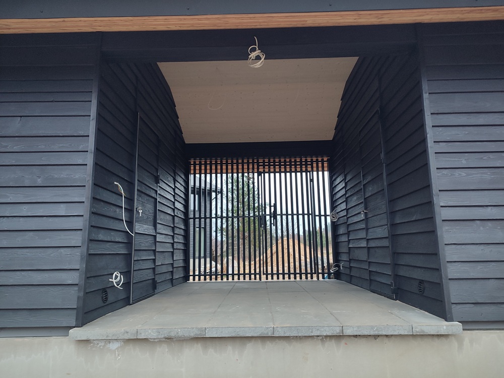 wiata drewniana elewacja opalana pozioma deski opalane Pracownia Stolarska Latzke