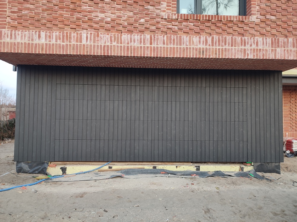 brama garażowa fasadowa brama garażowa z deską opalaną elewacyjną Pracownia Stolarska Latzke