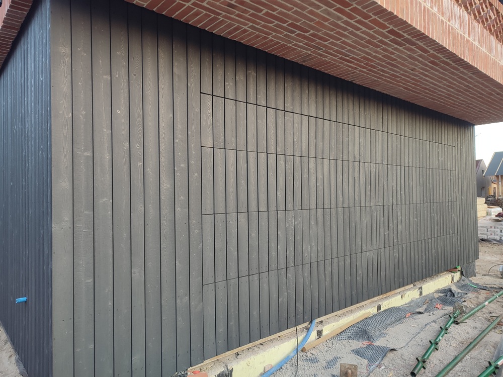 brama garażowa fasadowa brama garażowa z deską opalaną elewacyjną Pracownia Stolarska Latzke