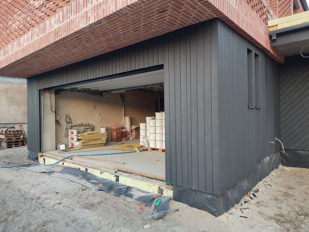 brama garażowa fasadowa brama garażowa z deską opalaną elewacyjną Pracownia Stolarska Latzke