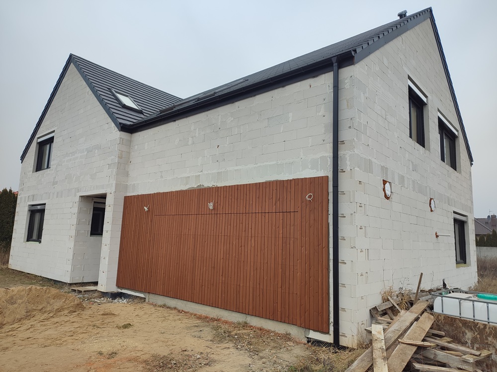 brama garażowa fasadowa w elewacji brama garażowa elewacja drewniana Pracownia Stolarska Latzke