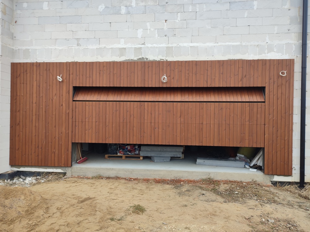 brama garażowa fasadowa w elewacji brama garażowa elewacja drewniana Pracownia Stolarska Latzke