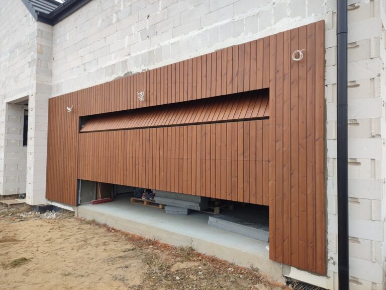 brama garażowa fasadowa w elewacji brama garażowa elewacja drewniana Pracownia Stolarska Latzke
