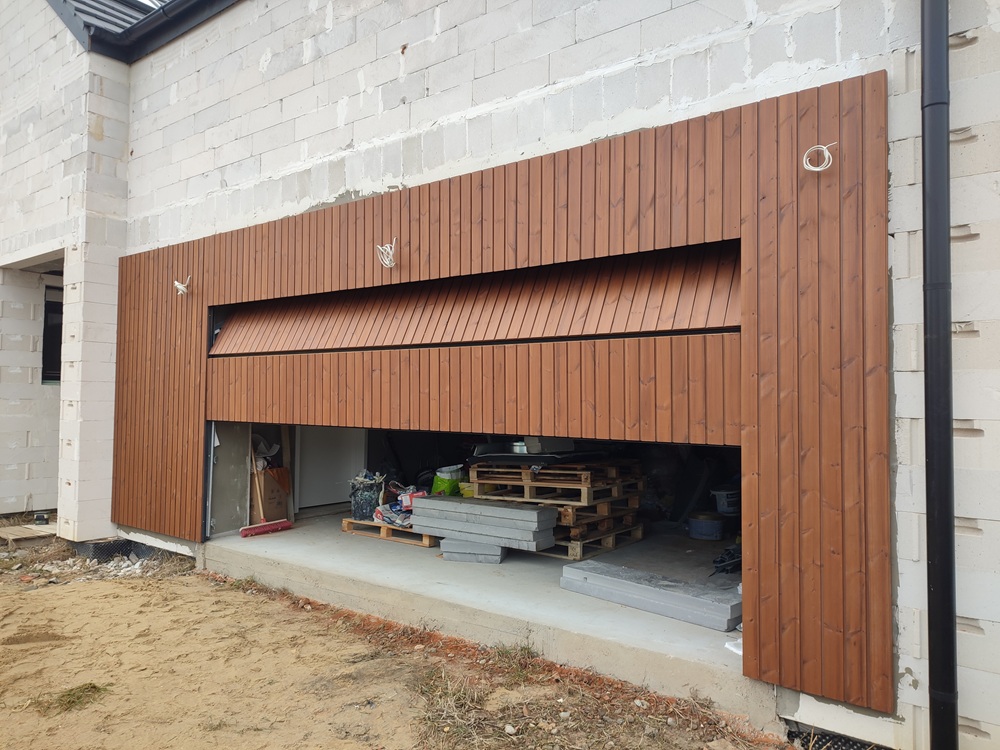 brama garażowa fasadowa w elewacji brama garażowa elewacja drewniana Pracownia Stolarska Latzke