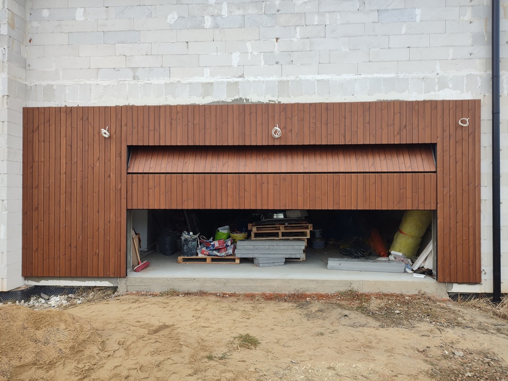 brama garażowa fasadowa w elewacji brama garażowa elewacja drewniana Pracownia Stolarska Latzke