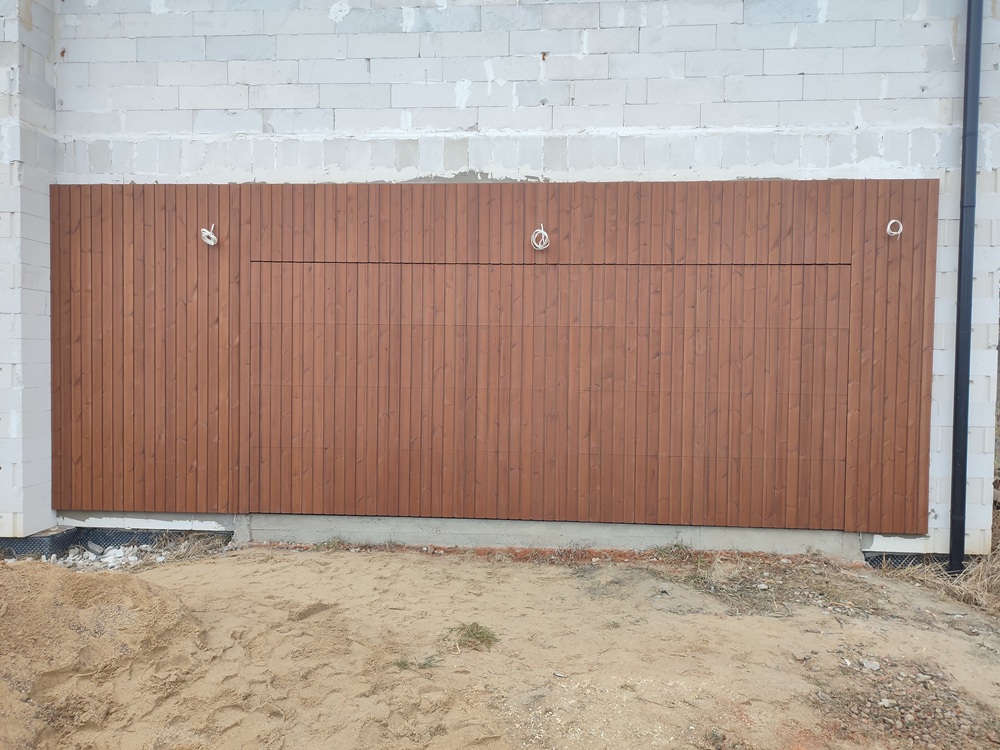 brama garażowa fasadowa w elewacji brama garażowa elewacja drewniana Pracownia Stolarska Latzke