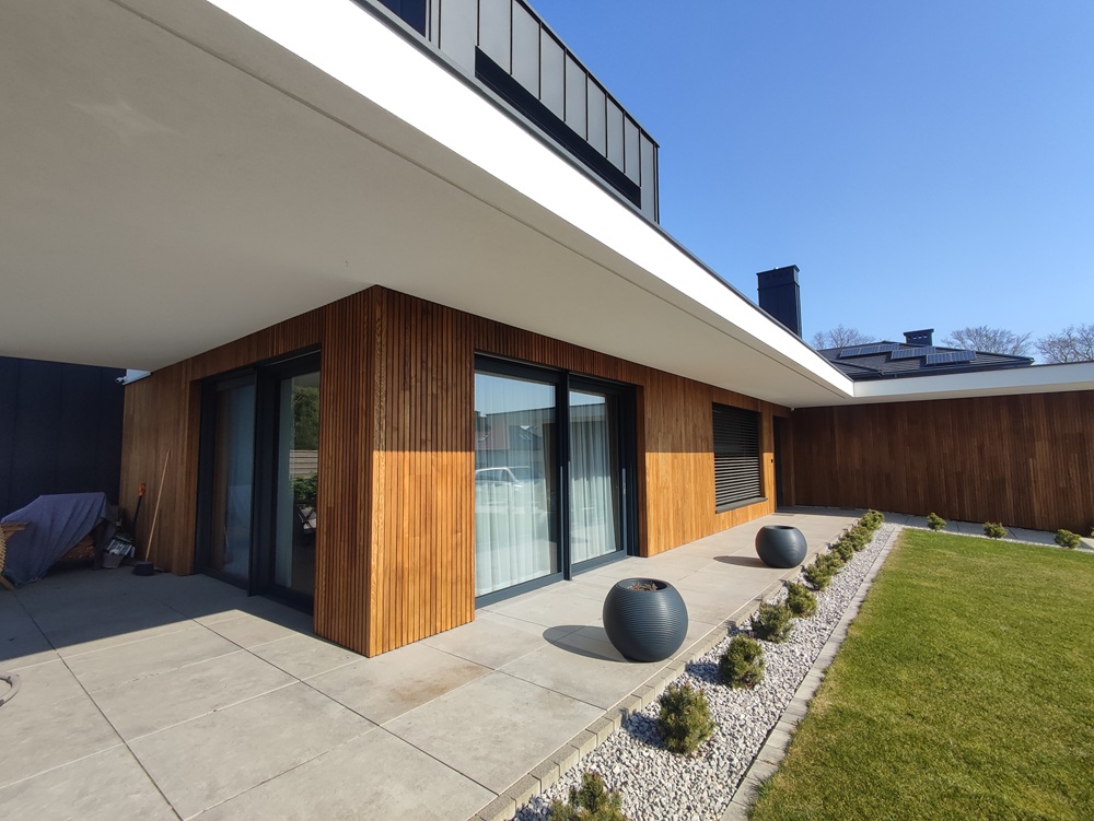 Elewacja drewniana, wentylowana z thermo jesionu. elewacja drewniana wentylowana thermo jesion Pracownia Stolarska Latzke