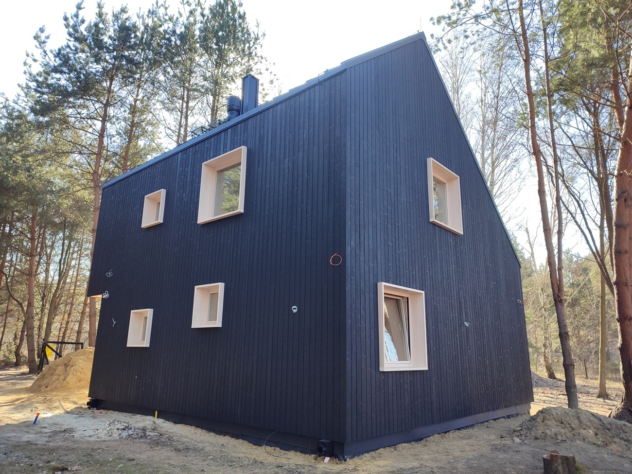 elewacja drewniana wentylowana deska opalana czarna czerń i biel Pracownia Stolarska Latzke