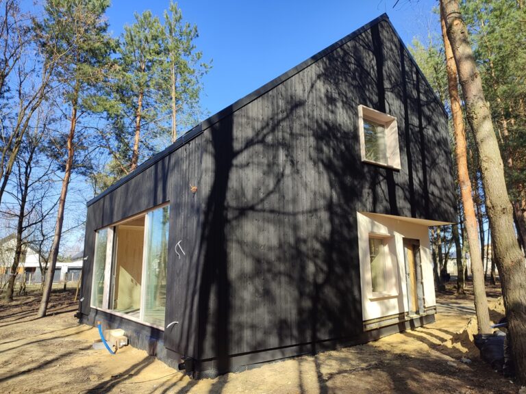 elewacja drewniana wentylowana deska opalana czarna czerń i biel Pracownia Stolarska Latzke