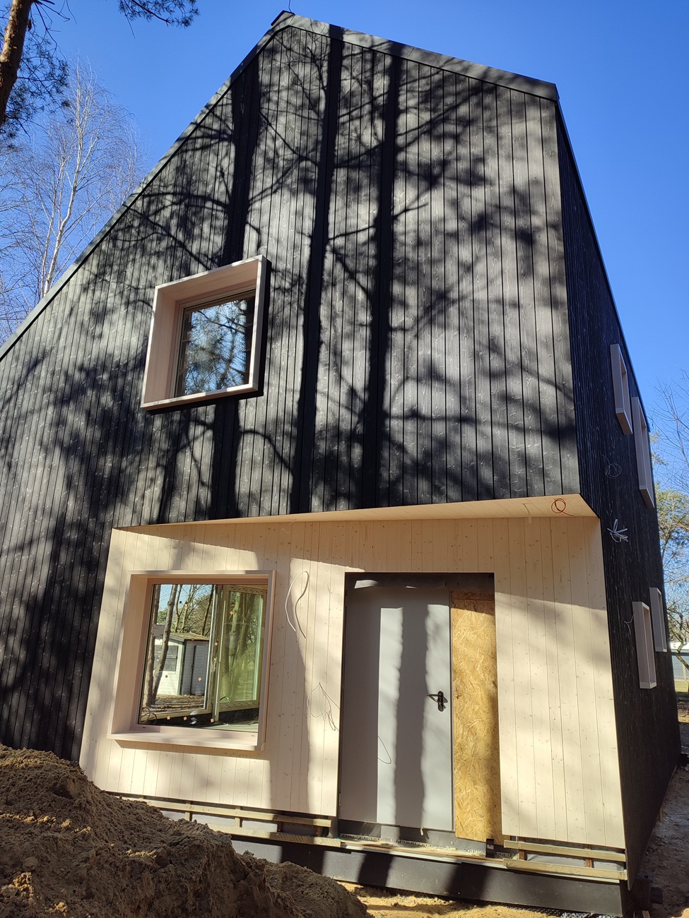 elewacja drewniana wentylowana deska opalana czarna czerń i biel Pracownia Stolarska Latzke