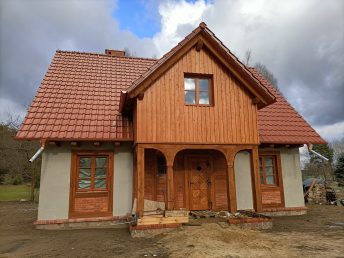 elewacja drewniana malowana drewno świerkowe deski Pracownia Stolarska Latzke