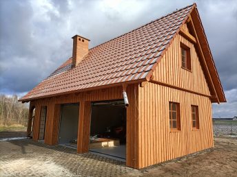 elewacja drewniana malowana drewno świerkowe deski Pracownia Stolarska Latzke garaż budynek gospodarczy