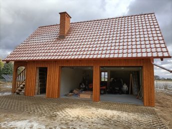 elewacja drewniana malowana drewno świerkowe deski Pracownia Stolarska Latzke garaż budynek gospodarczy