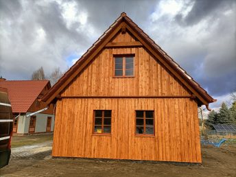 elewacja drewniana malowana drewno świerkowe deski Pracownia Stolarska Latzke garaż budynek gospodarczy