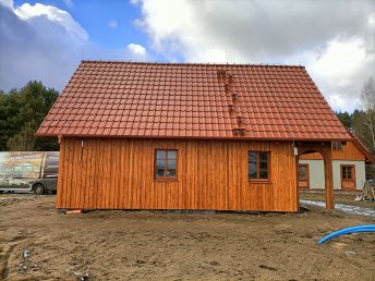 elewacja drewniana malowana drewno świerkowe deski Pracownia Stolarska Latzke garaż budynek gospodarczy