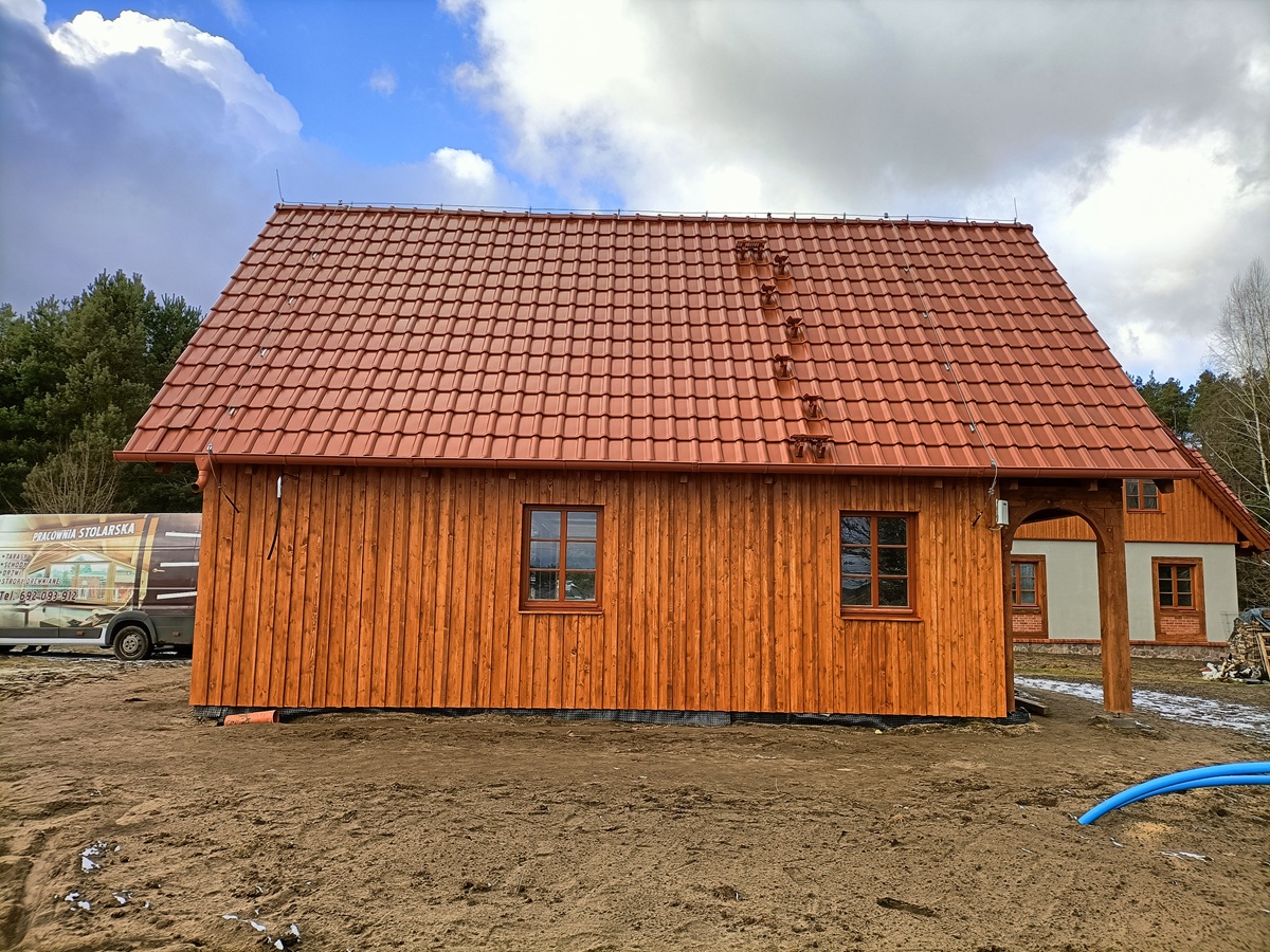 elewacja drewniana malowana drewno świerkowe deski Pracownia Stolarska Latzke garaż budynek gospodarczy