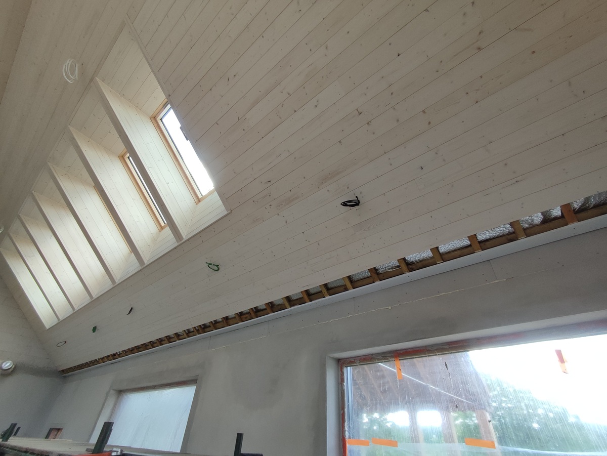 boazeria na suficie deska na suficie deska świerkowa bielona Pracownia Stolarska Latzke