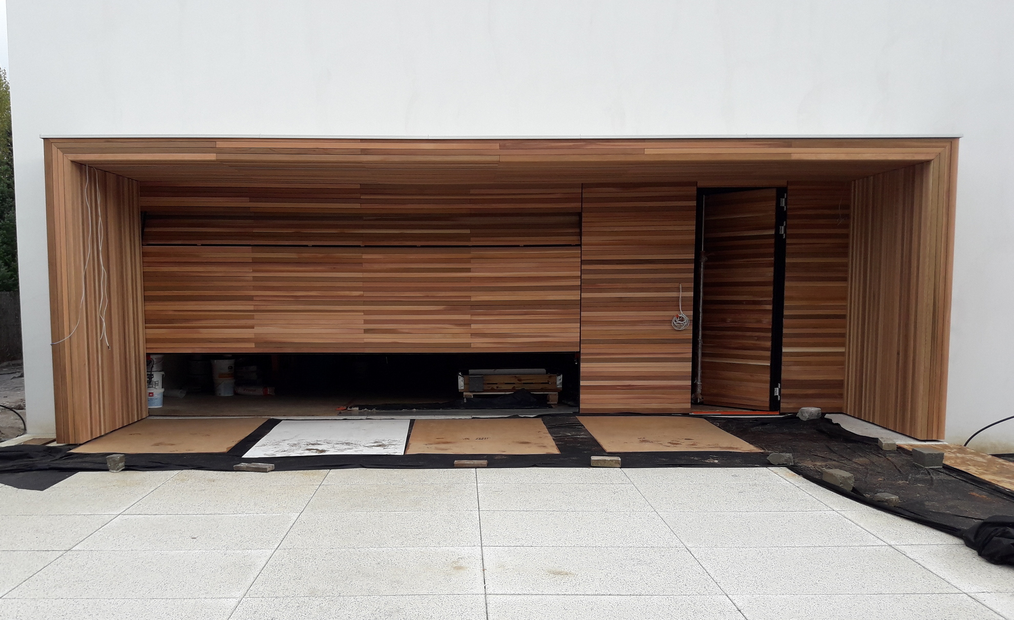 brama garażowa fasadowa zlicowana z elewacją obudowana deskami elewacyjnymi cedr kanadyjski Pracownia Stolarska Latzke