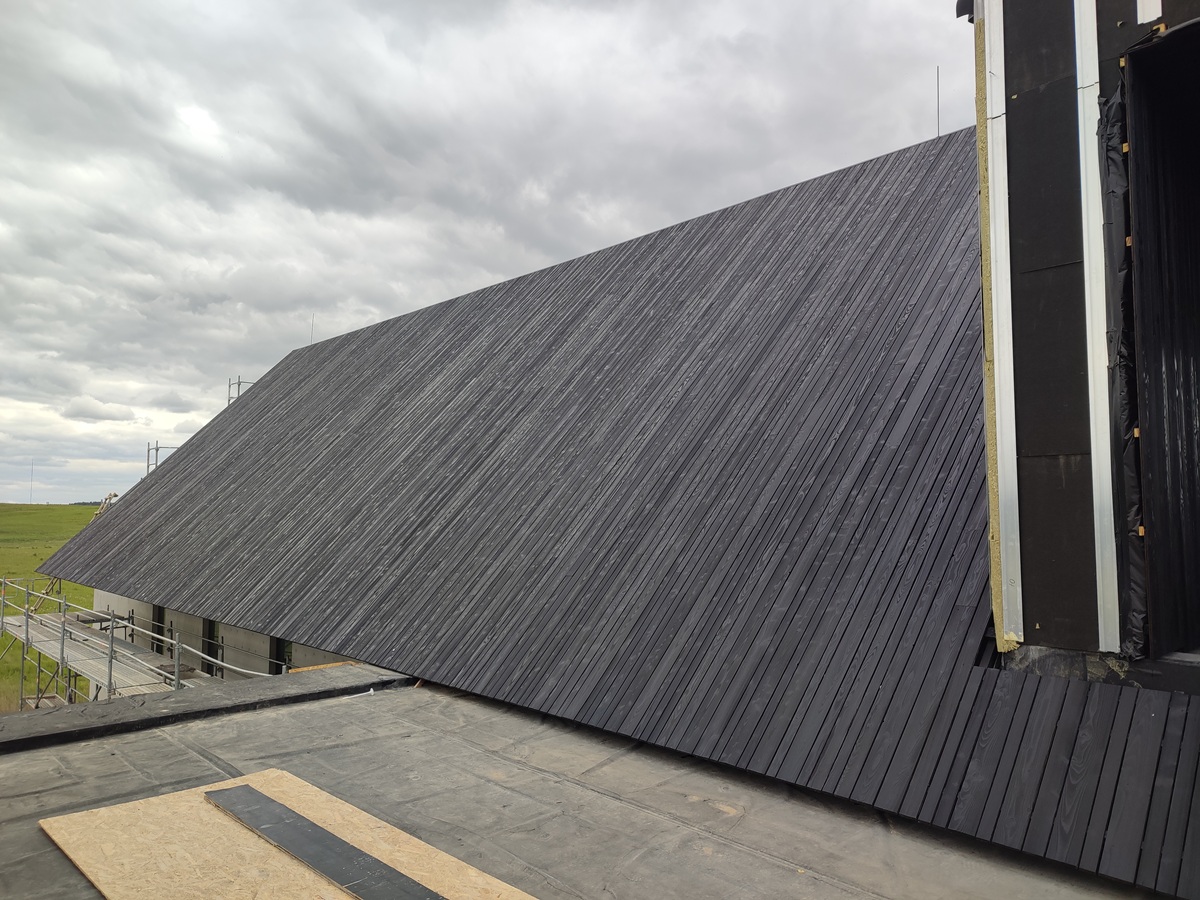 deska elewacyjna opalana na dachu Pracownia Stolarska Latzke