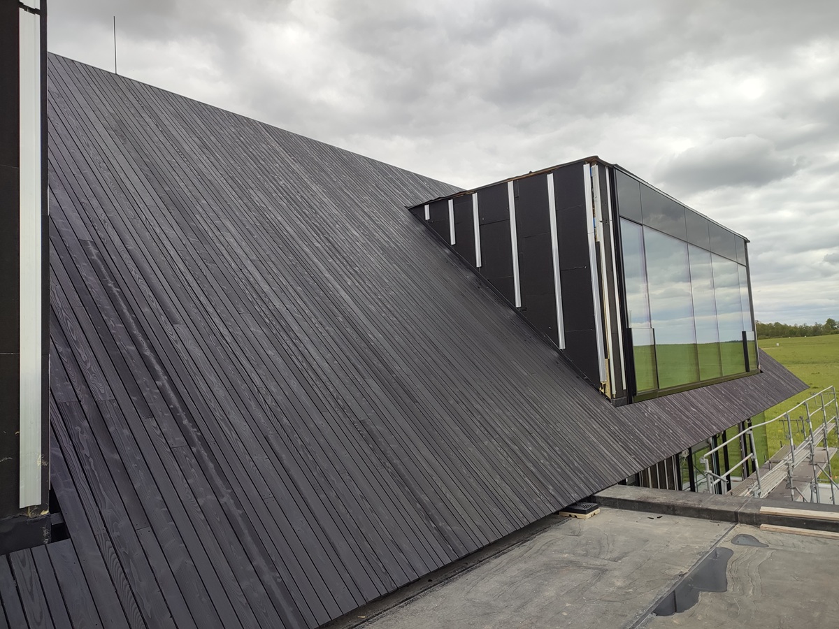 deska elewacyjna opalana na dachu Pracownia Stolarska Latzke