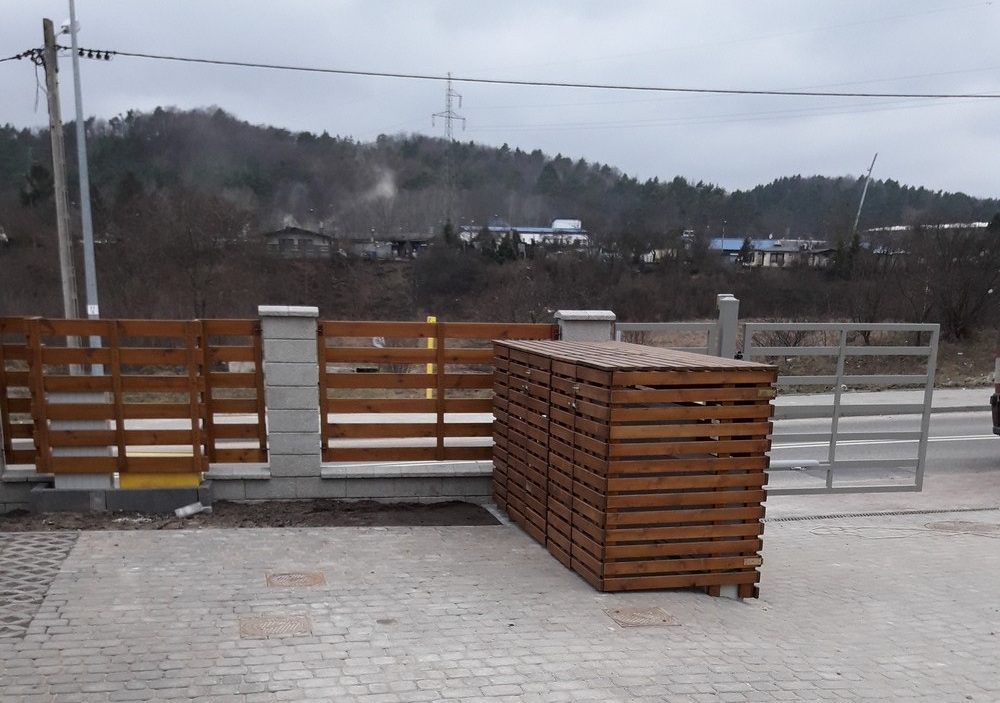 drewniana osłona na kosze na śmieci Pracownia Stolarska Latzke